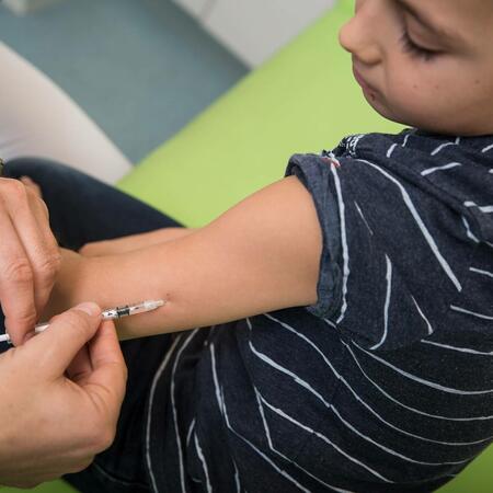 Injektion der Allergie-Immuntherapie bei einem kleinen Jungen