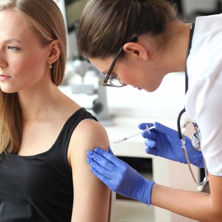 Injektion der Allergie-Immuntherapie am Oberarm