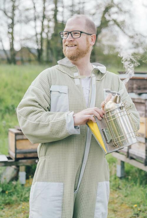 Imker D. Deutschmann bei der Arbeit
