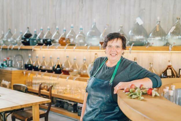 E. Herz in ihrer Schnapsbrennerei