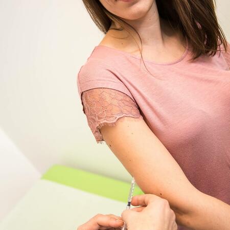 Frau erhält eine Allergie-Immuntherapie in den Oberarm