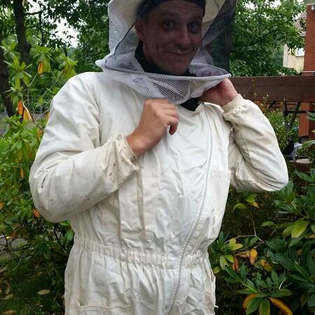 Imker Matthias Mochow bei der Arbeit
