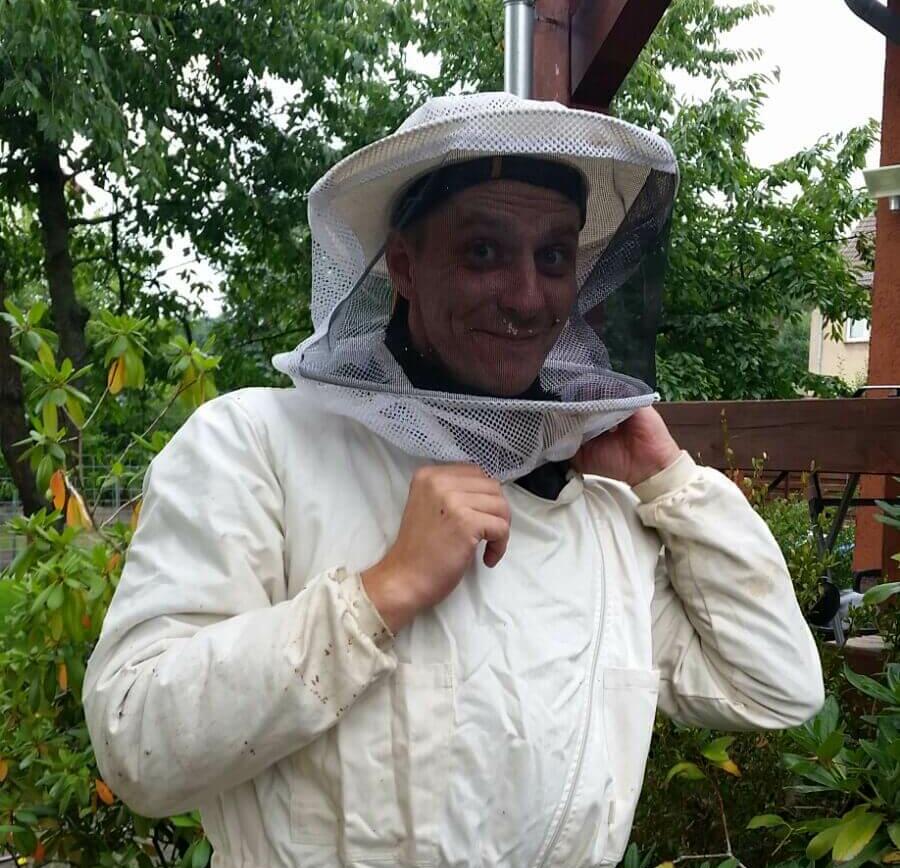 Imker Matthias Mochow bei der Arbeit